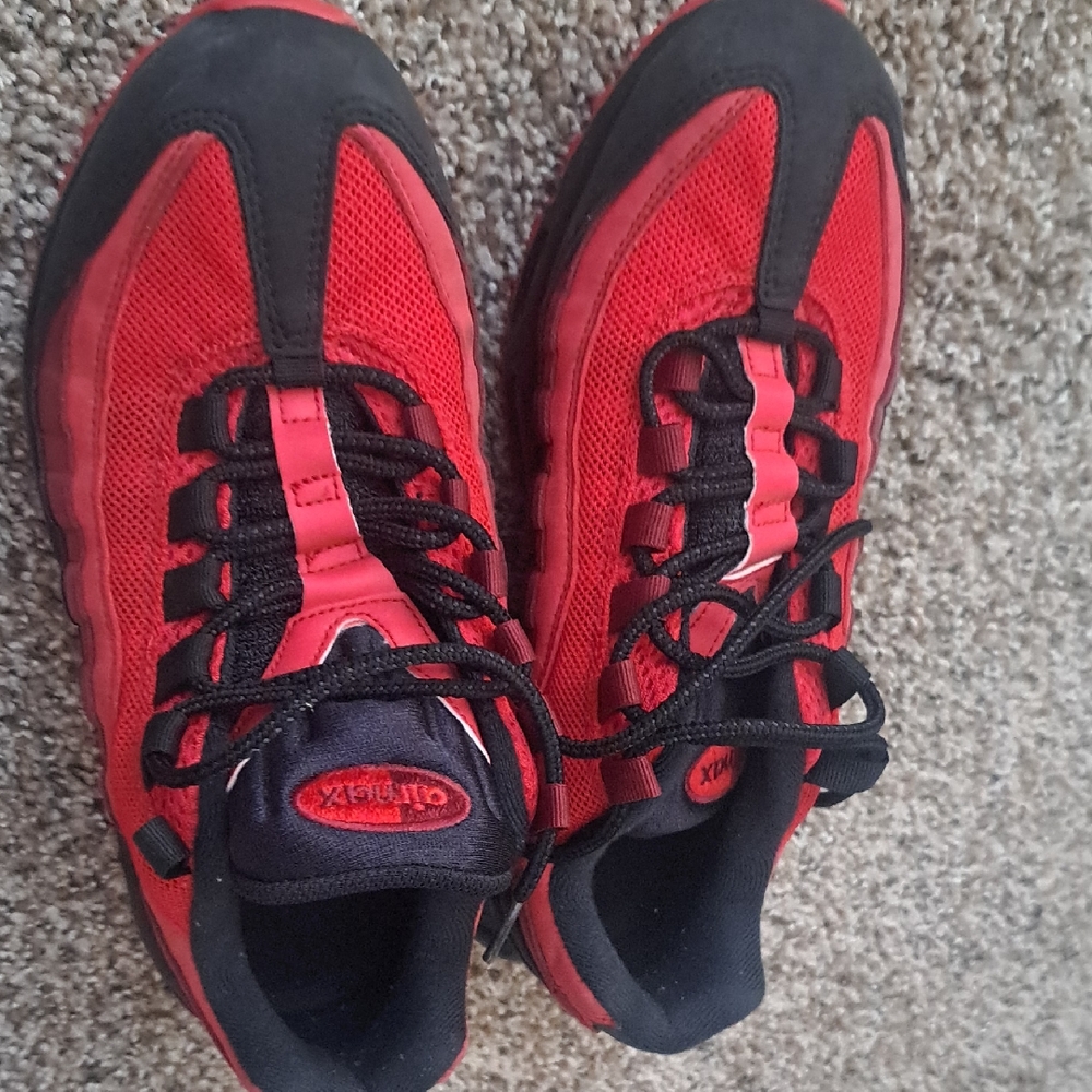 Nike AIRMAX Red and Black Sneakers